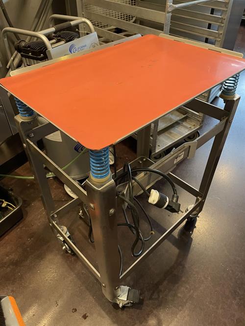 Savage 18&quot; x 26&quot; Vibrating Table