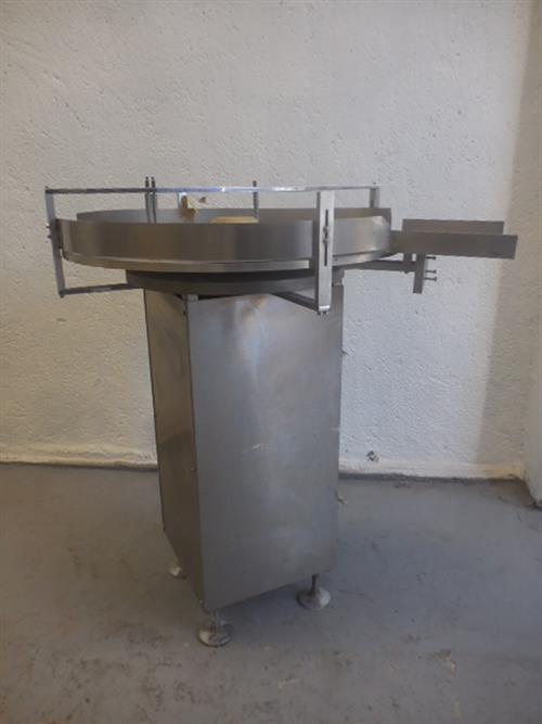 Stainless steel acumulating table.