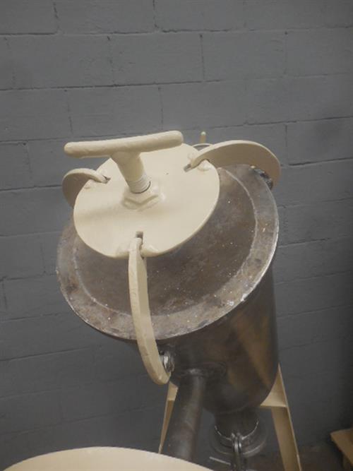 Stainless steel 14 gallons V powder mixer.