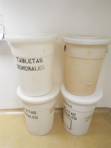 [83111] (4) 154 liter Nalgene Tanks with Cover