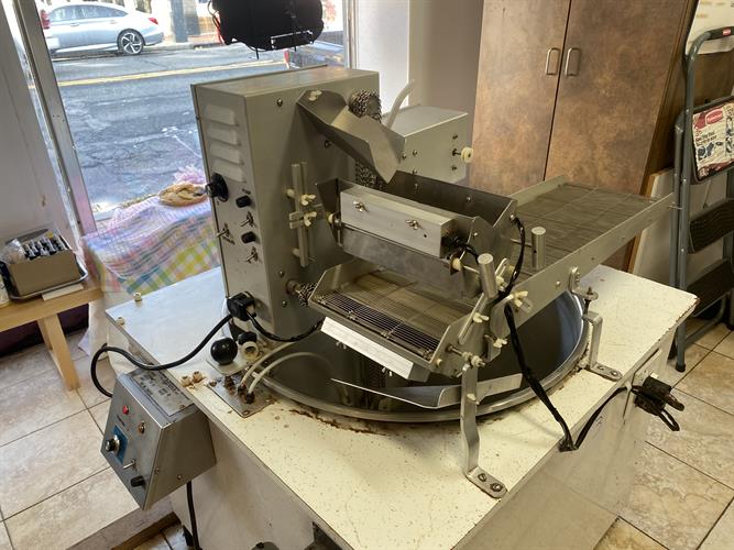 Hilliard 600lb Tempering Melter w 10" Enrober