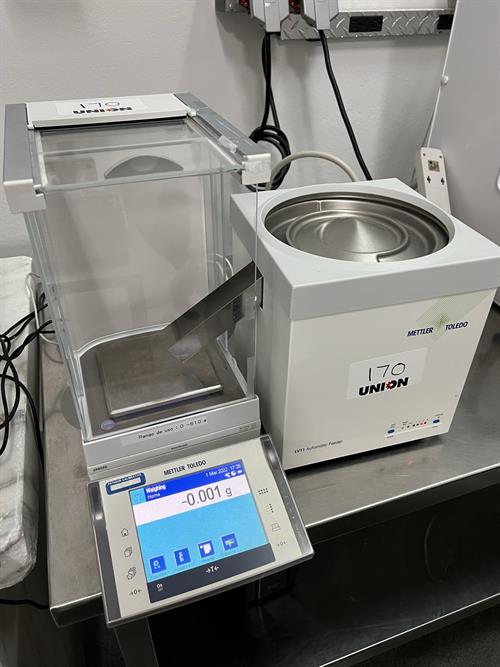 Mettler Toledo model XP603S analytical scale with LV11 automatic feeder