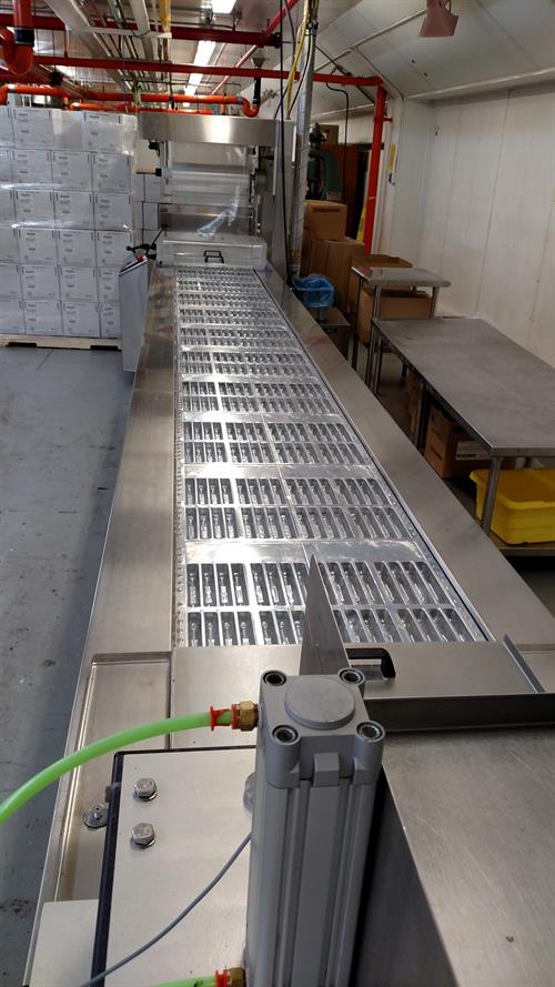 VC999 Packaging Systems model RS560 Rollstock Vacuum Tray Former and Sealer