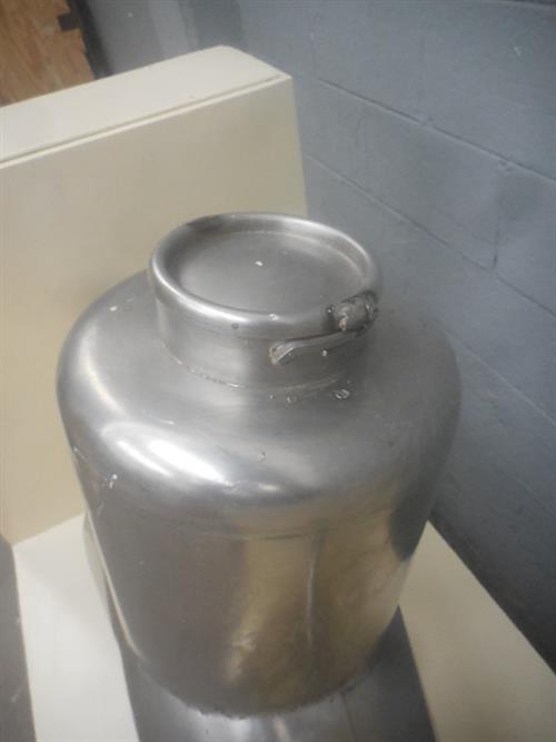 Stainless steel 5 gallons V powder mixer.